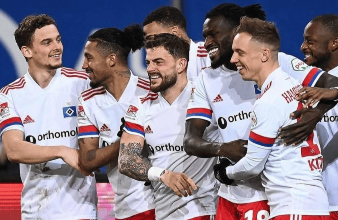 爱游戏在线斯图加特训练开放日，今晨强势反弹引欢呼，德甲在即，控场能力受关注的简单介绍